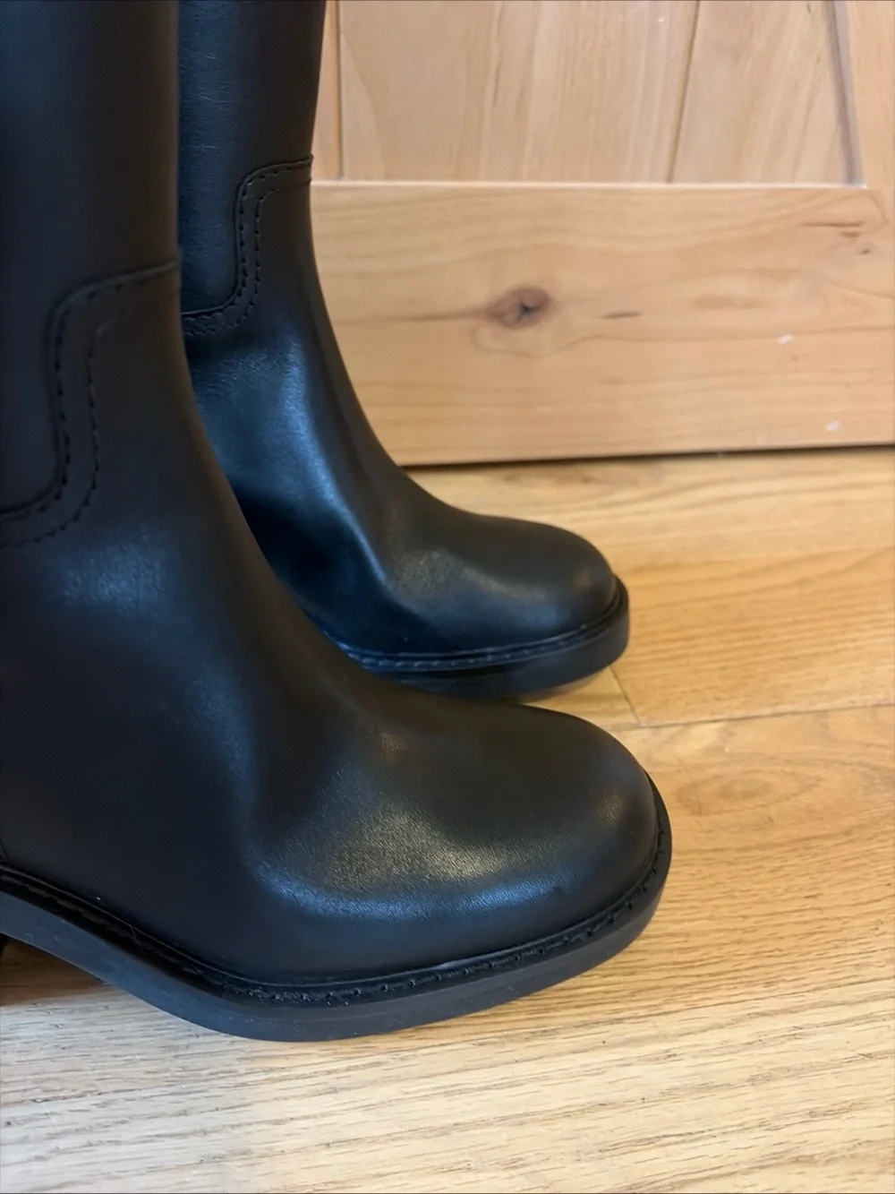 MICHAEL KORS Carlisle Tall Leather Riding Boots Black Chunky Chain US 7.5 NWOB